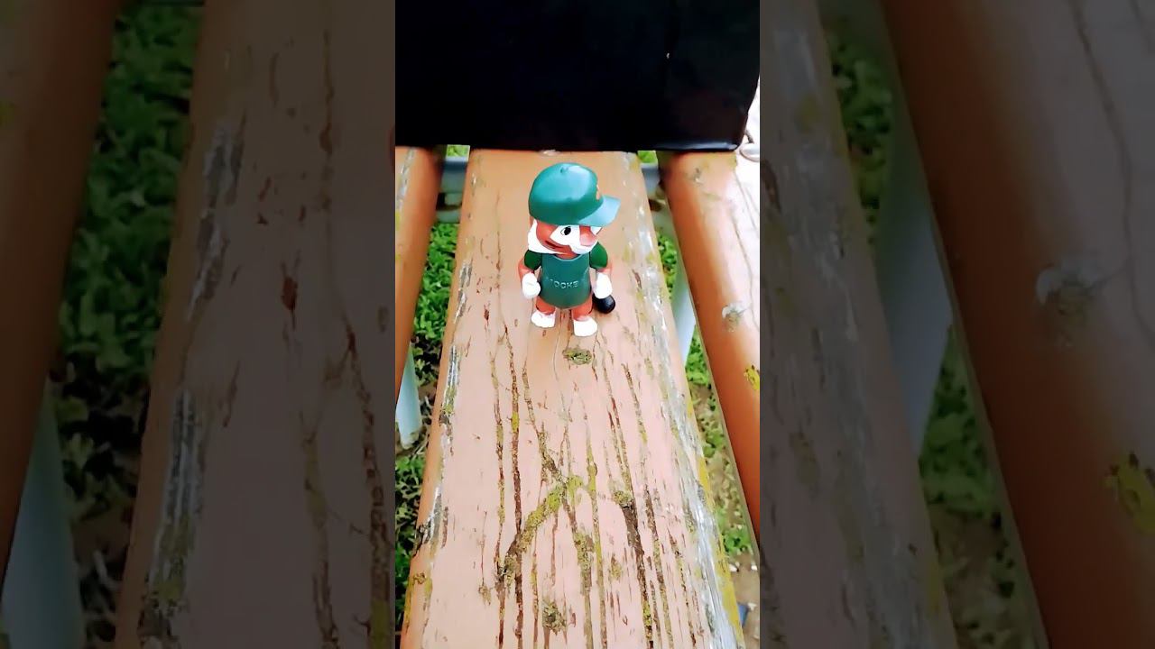 Тиг танецует.