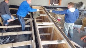 СМОТРОВАЯ ЯМА И ПОЛ БЕТОННЫЙ В АВТОСЕРВИСЕ С ЗАТИРКОЙ ВЕРТОЛЕТОМ.