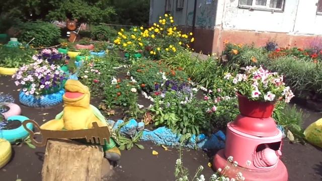 Один из красивых двориков в Новокузнецке смотреть онлайн