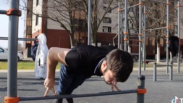 В Чечне появился супер турникмен.A super turnstile has appeared in Chechnya. смотреть онлайн
