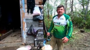 Вышел из лесной избушки, чтобы наловить щук-монстров