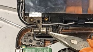 как ослабить петли ноутбука если не откручивается