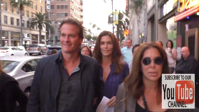 Cindy Crawford, Rande Gerber and daughter Kaia Jordan Gerber leave dinner at Katsuya and walk to Pa смотреть онлайн