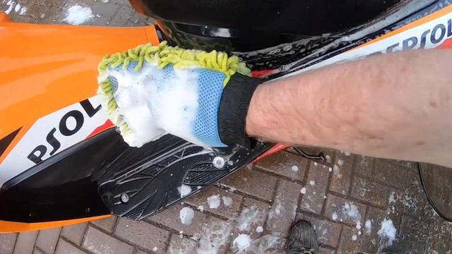 First Wash in 8 Years смотреть онлайн