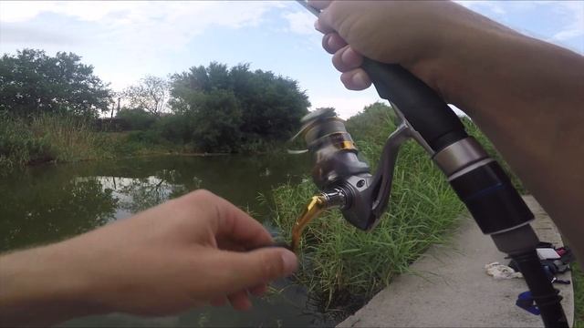 Учу сына ловить рыбу на спиннинг ?? | Семейная рыбалка. Мормышка. Опарыш. Окунь. МОРМОДЖИГ. смотреть онлайн