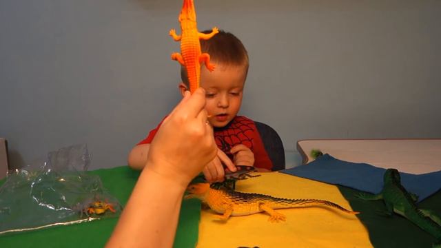 Распаковка набора насекомых и земноводных ! Игра для детей . смотреть онлайн