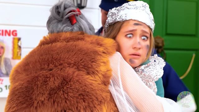 БЕДНАЯ девушка в КОРОЛЕВСКОЙ семье. Я в семье МИЛЛИАРДЕРОВ | Смешная история от Ла-Ла Лайф Эмодзи смотреть онлайн