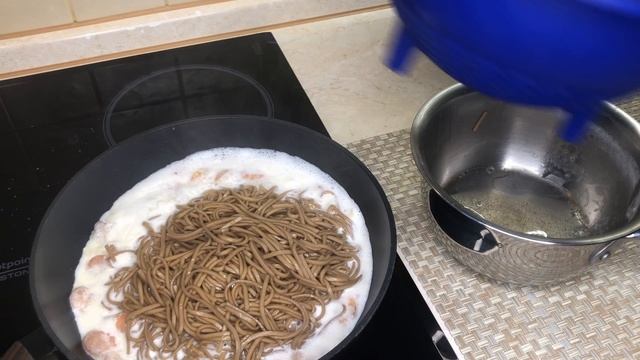 муж и жена готовим вместе