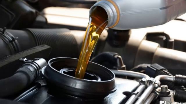 Как правильно проверить уровень масла в двигателе? На холодном или горячем? смотреть онлайн