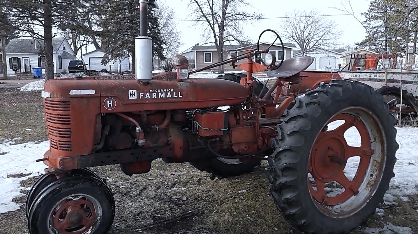 Трактор 1951 года. Бензиновый двигатель объемом 2,5 л., мощностью 26 л.с. смотреть онлайн