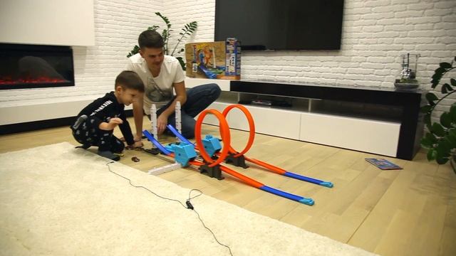 Трек HotWheels, машинки влетают в грузовик, гонки и развлечения с дядей. EgorX смотреть онлайн