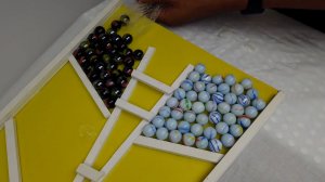 Черные и белые шарики катятся с горки. Горка для шариков.