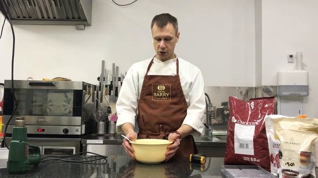 Темперируем шоколад с помошью каллет + отливаем плитку из белого шоколада смотреть онлайн
