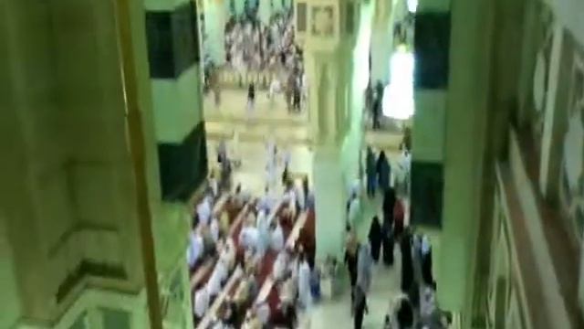 Dans la mosquée (la kaaba) pendant l'appelle à la prière смотреть онлайн