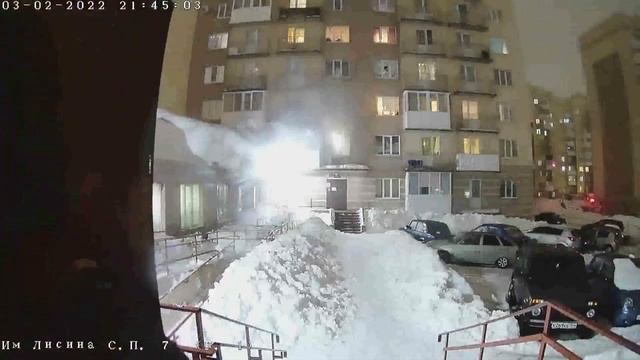Житель Саратова украл из подъезда детский снегокат и попал на видео смотреть онлайн
