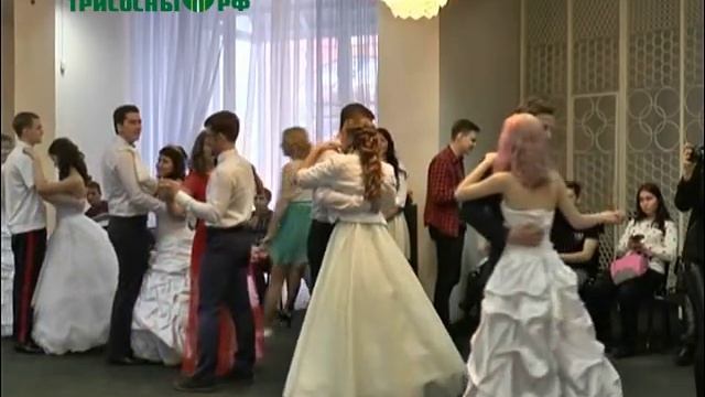 Традиционный молодежный бал прошел во Дворце бракосочетаний смотреть онлайн