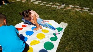 ТВИСТЕР ЧЕЛЛЕНДЖ Мальчики VS Девочек Twister сhallenge with children