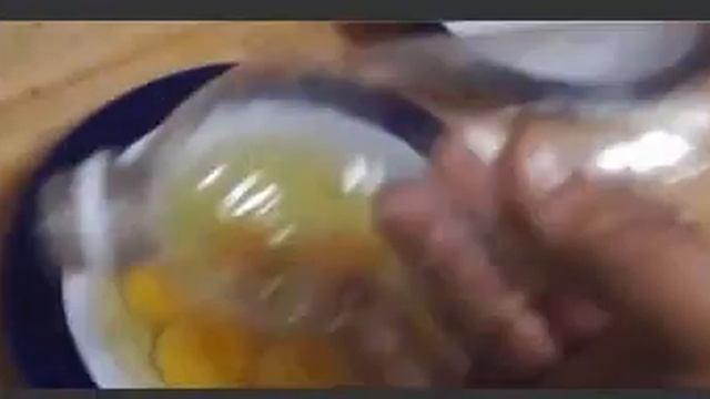 Как отделить желтки от белков смотреть онлайн