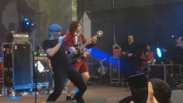 Официальный трибьют AC/DC - Easy Dizzy, thunderstruck смотреть онлайн