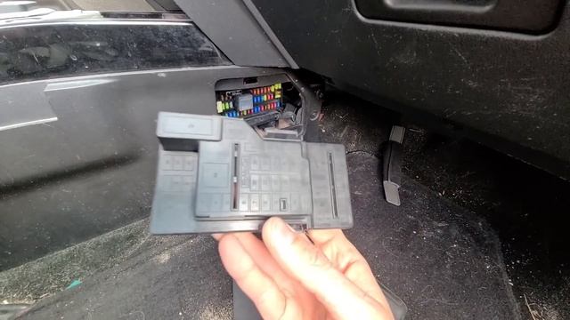 Ford Escape - REAR WIPER FUSE LOCATION (2008 - 2012) смотреть онлайн