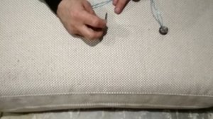 Как востановить пуговицу в мебельной подушке.// How to restore a button in the furniture cushion.
