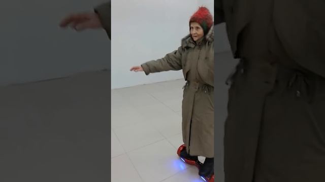 Трюк на гироскутере. Бабушка на гироскутере!!! смотреть онлайн