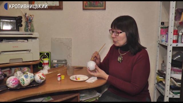 Кропивничанка розмальовує новорічні прикраси у петриківському стилі смотреть онлайн