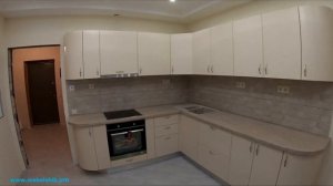 Радиусный фасад в кухне / Угловой кухонный гарнитур / Монтаж мебели