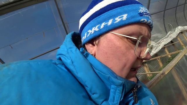 Капуста выжила. Ремонт двери. Индюшка заболела. Ждем цыплят. Убрали весь опил. Постелили доски. смотреть онлайн