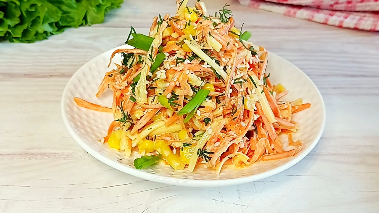 Очень вкусный САЛАТ за 2 минуты! Салат из простых продуктов! Этот САЛАТ сметут первым со стола! смотреть онлайн