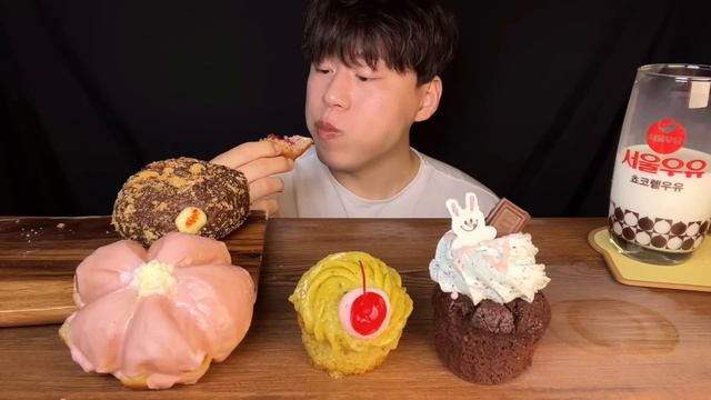 SUB) 노티드 도넛 & 버터크림 컵케이크🧁 먹방 ASMR 노티드 신메뉴 이쁘고 다양한 컵케이크와 벚꽃도넛, 고로케 도넛 디저트 먹방🍩 смотреть онлайн