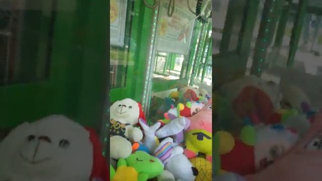 Выбиваем игрушки в автомате :) смотреть онлайн