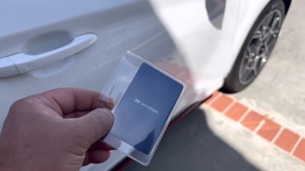 How to lock and unlock your Hyundai vehicle with the Hyundai Card Key