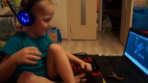 Аутизм, машет руками, напрягается всем телом,  3 года