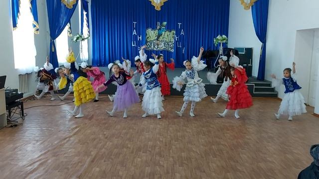 Казахский танец "Домбыра" - старшая группа п.Мыктыколь ко Дню танца смотреть онлайн