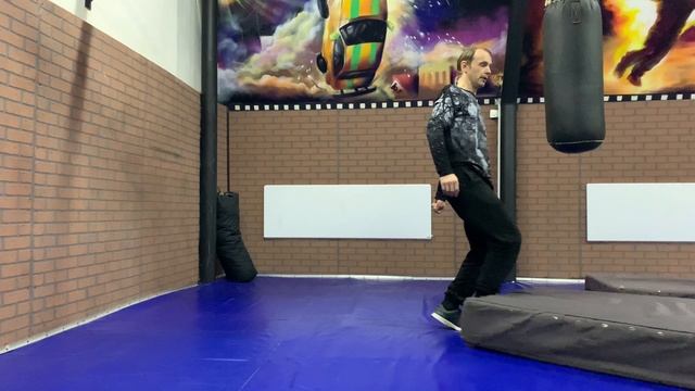 Три четверти сальто после отталкивания от стены ногой смотреть онлайн