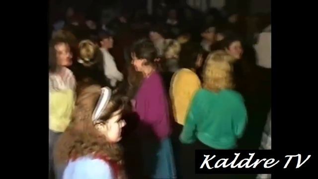 ТАНЦУЮТ ВСЕ! Брат Илоны Калдре так перепел песню , что народ пустился в пляс.