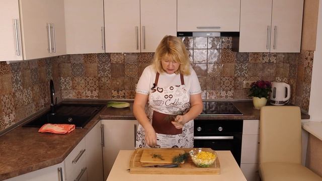 Универсальный салат с консервированной кукурузой. Супер вкусный салат на Новый год! смотреть онлайн