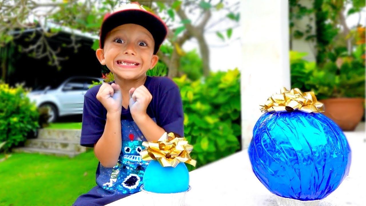 Марк шутит и играет с братом, как маленький воришка стаскивает его сюрпризы с игрушками смотреть онлайн