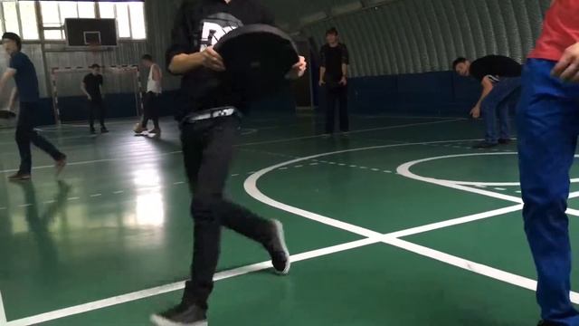 Играют волейбол блинами от штанги смотреть онлайн