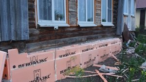 Утеплил фундамент в деревенском доме