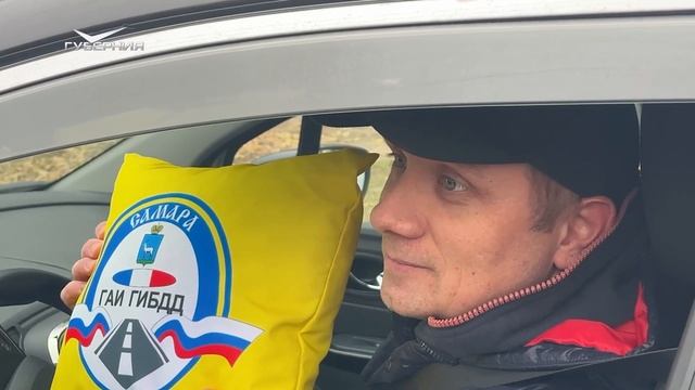 На дорогах Самарской области сотрудники ГИБДД вручали подарки водителям смотреть онлайн