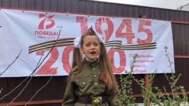 «Спасибо за Победу, ветераны!». Читает ученица 1a класса Киселева Софья