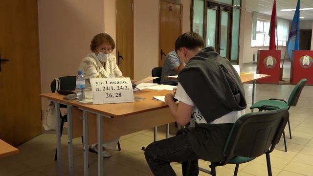 Успели! Последние голосующие минчане перед закрытием избирательных участков смотреть онлайн