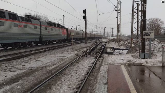 Электровоз ЧС7-261 с пассажирским поездом Москва-Чита.