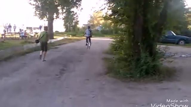 Что будет если два дебила и один оператор засунут крыло от скоросного вела в обычный велек?