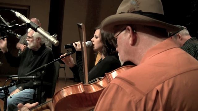 Caity Campbell sings the song "Jolene" with back up band IN CAHOOTS смотреть онлайн