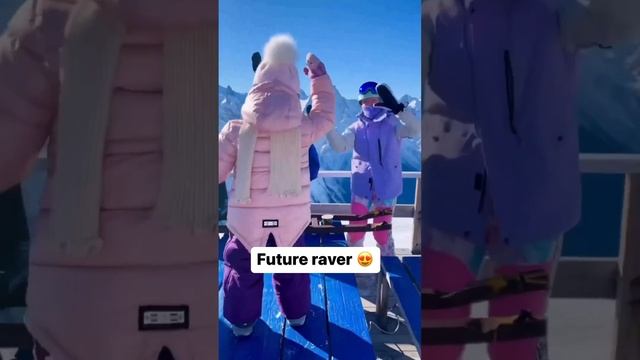 Как прекрасно получается танцевать под музыку у этой прекрасной девочки???