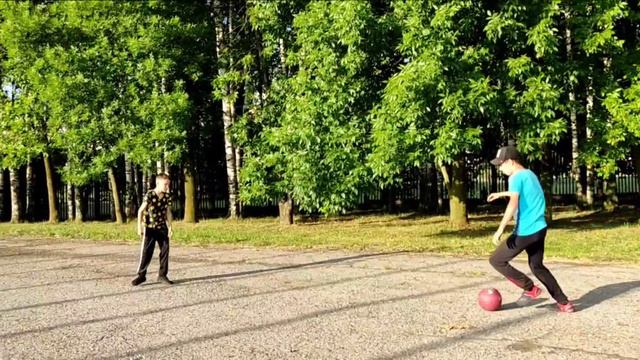 8 САМЫХ ЛЕГКИХ ФИНТОВ ДЛЯ НАЧИНАЮЩИХ ФУТБОЛИСТОВ!ДОЛЖНЫ УМЕТЬ ВСЕ! - ОБУЧЕНИЕ смотреть онлайн