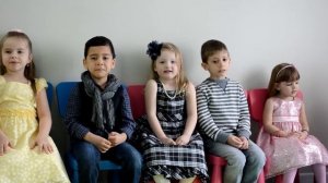 Мы с праздником весенним хотим поздравить маму!